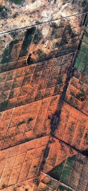 Deprem, Afrika çöllerinin dikey soyut fotoğrafları, çöl manzaralarının havadan görünüşü, türü: soyut doğalcılık, soyuttan mecazlara, 