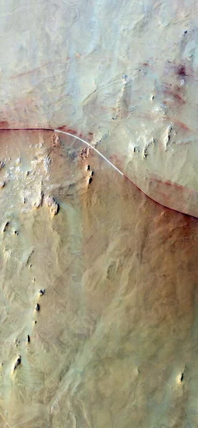 Vékony Piros Vonal Függőleges Elvont Fotózás Sivatagok Afrika Levegőből Légi — Stock Fotó