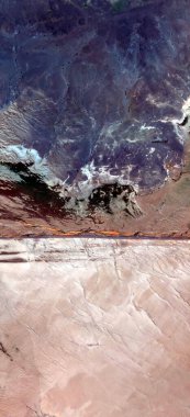 Dünyalar üzerine dünyalar, Afrika çöllerinin dikey soyut fotoğrafçılığı, çöl manzaralarının havadan görünüşü, türü: soyut doğalcılık, soyut soyuttan figüratif resme, 