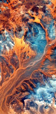 Hiç durmayan yıldırım, Afrika çöllerinin havadan dikey soyut fotoğrafçılığı, çöl manzaralarının havadan görünüşü, türü: soyut doğalcılık, soyut soyuttan mecazlara, 