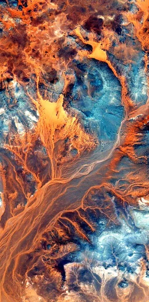 Hiç durmayan yıldırım, Afrika çöllerinin havadan dikey soyut fotoğrafçılığı, çöl manzaralarının havadan görünüşü, türü: soyut doğalcılık, soyut soyuttan mecazlara, 