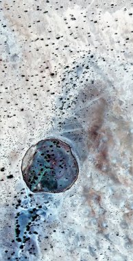 Top, havadan Afrika çöllerinin dikey soyut fotoğrafçılığı, çöl manzaralarının havadan bakışı, Tür: Soyut doğalcılık, soyuttan mecazlara, 