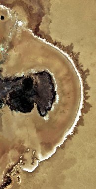 Dünya metastazı, siyah altın, kirli çöl kumu, Pollock 'a övgü, Afrika çöllerinin dikey soyut fotoğrafçılığı, havadan bakış, soyut dışavurumculuk, soyut doğalcılık.