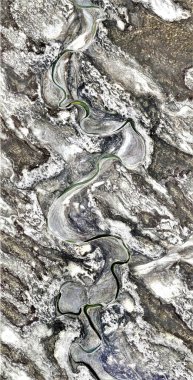 Şiddetli nehir, Afrika çöllerinin dikey soyut fotoğrafçılığı, çöl manzaralarının havadan görünüşü, türü: soyut doğalcılık, soyuttan mecazlara, 