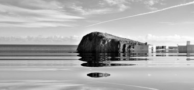 Sonun başlangıcı, iklim değişikliği diye bir şey yoktur. İspanya 'nın Cabo de Gata kentinin yükselen deniz suları tarafından taşan siyah beyaz fotoğrafının distopyan fotoğrafçılığı.,