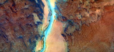 Yaşam nehri, Afrika çöllerinin havadan soyut fotoğrafçılığı. Çöl manzaralarının hava görüntüsü, Tür: Soyut doğalcılık, soyut, mecazi, çağdaş fotoğraf sanatı, stok fotoğrafı