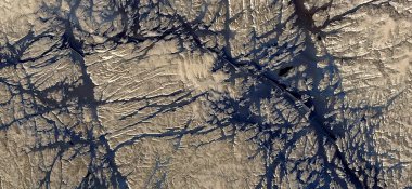 Zamanın izleri, Afrika çöllerinin havadan soyut fotoğrafçılığı. Çöl manzaralarının hava görüntüsü, Tür: Soyut doğalcılık, soyut, mecazi, çağdaş fotoğraf sanatı, stok fotoğrafı