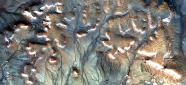 Plastik parıltı, Afrika çöllerinin havadan çekilmiş soyut fotoğrafları. Çöl manzaralarının hava görüntüsü, Tür: Soyut doğalcılık, soyut, mecazi, çağdaş fotoğraf sanatı, stok fotoğrafı