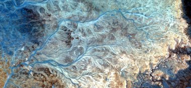 Toprağın damarları, Afrika çöllerinin havadan çekilmiş soyut fotoğrafları, çöl manzaralarının havadan görünüşü, Tür: Soyut doğalcılık, soyut, mecazi, çağdaş fotoğrafa 