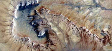 Toprağın damarları, Afrika çöllerinin havadan çekilmiş soyut fotoğrafları, çöl manzaralarının havadan görünüşü, Tür: Soyut doğalcılık, soyut, mecazi, çağdaş fotoğrafa 