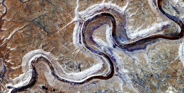 uzun ve eğri yol, Afrika çöllerinin havadan görünüşü, çöl manzaralarının havadan görünüşü, türü: soyut doğalcılık, mecazi, çağdaş fotoğraf, stok fotoğrafı,