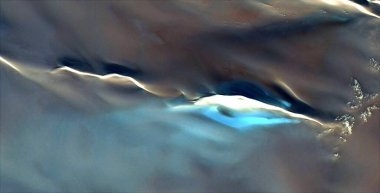 Hiç durmayan yıldırım, Afrika çöllerinin havadan soyut fotoğrafçılığı, çöl manzaralarının havadan görünüşü, türü: soyut doğalcılık, mecazi, çağdaş fotoğrafa kadar soyut doğalcılık,,