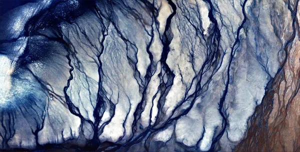 Elektrik fırtınası, Afrika çöllerinin gökyüzünden soyut fotoğraflanması, çöl manzaralarının havadan görünüşü, Tür: Soyut doğalcılık, mecazi, çağdaş fotoğraf, stok fotoğrafı,