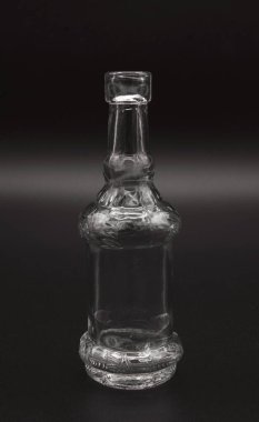 Cam şişe, yağ ya da esans kullanıyorum, cam kap, minyatür, standart vücut, üst ve tabanda şişlikler, standart boyun, kalın ağız, dudak yok, kol yok.,