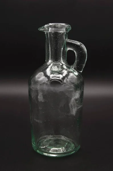 油用ガラス瓶 アルコール ガラス容器 ミニチュア 半円形のボディ 長い首 厚い口 ハンドル付き — ストック写真