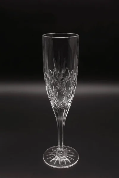 シャンパンとカヴァのためのカットクリスタルガラスフルートスタイル厚いガラス彫刻されたシャリー標準的なステム円形のベース — ストック写真