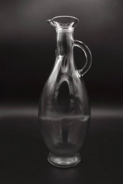 油や水のためのガラスジャグ ガラス容器 標準的なボディ 長い首 ハンドル付き — ストック写真