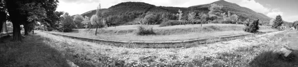 Fotografia Panorâmica Preto Branco Antiga Estação Ferroviária Abandonada Sem Trilhos — Fotografia de Stock
