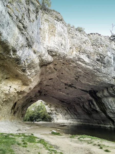 Φυσική Πέτρινη Γέφυρα Κατασκευασμένη Από Ένα Ποτάμι Στην Πόλη Puentedey — Φωτογραφία Αρχείου