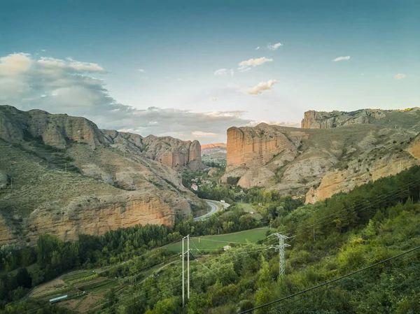 Ünlü La Rioja kasabası Viguera 'nın fotoğrafı. Dev uçurumları, akbabaların yuva yaptığı vertigo geçitleri ve muhteşem manzaraları var.,