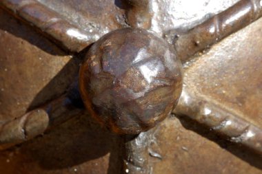 Toledo 'da bir Mozarabik kilisesinin kapısındaki demir süs dokusu.,