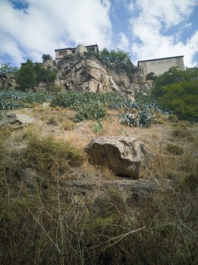 İspanya, Toledo 'dan geçerken Tagus nehrinin oluşturduğu kayalıkların fotoğrafı.,
