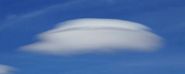 Nuage Lenticulaire Sur Ciel Bleu Matin Couleurs Froides Texture Douce — Photo