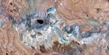 Kara delik, Afrika çöllerinin gökyüzünden soyut fotoğraflanması, çöl manzaralarının havadan görünümü, Tür: Soyut doğalcılık, mecazi, çağdaş fotoğrafa kadar