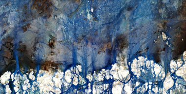 Afrika çöllerinin havadan görünüşü, çöl manzaralarının havadan görünüşü, biçimi, soyut doğalcılık, mecazdan mecazi çağdaş fotoğrafa kadar.