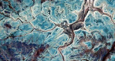 Donmuş kök, Afrika çöllerinin havadan çekilmiş soyut fotoğrafları, çöl manzaralarının havadan görünüşü, Tür: Soyut doğalcılık, mecazi, çağdaş fotoğraf sanatına kadar