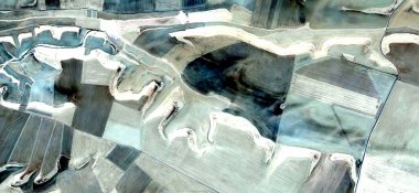 doku, Picasso 'ya övgü, İspanya topraklarının havadan soyut fotoğrafları, hava manzarası, insan çalışma kamplarının temsili, soyut sanat, 