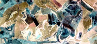 doku, Picasso 'ya övgü, İspanya topraklarının havadan soyut fotoğrafları, hava manzarası, insan çalışma kamplarının temsili, soyut sanat, 