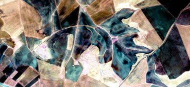 doku, Picasso 'ya övgü, İspanya topraklarının havadan soyut fotoğrafları, hava manzarası, insan çalışma kamplarının temsili, soyut sanat, 