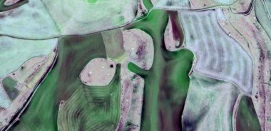 İspanya topraklarının havadan görünüşü, havadan görünüşü, çalışma kamplarının tasviri, soyut sanat eserleri.,