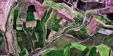 İspanya topraklarının havadan görünüşü, havadan görünüşü, çalışma kamplarının tasviri, soyut sanat eserleri.,