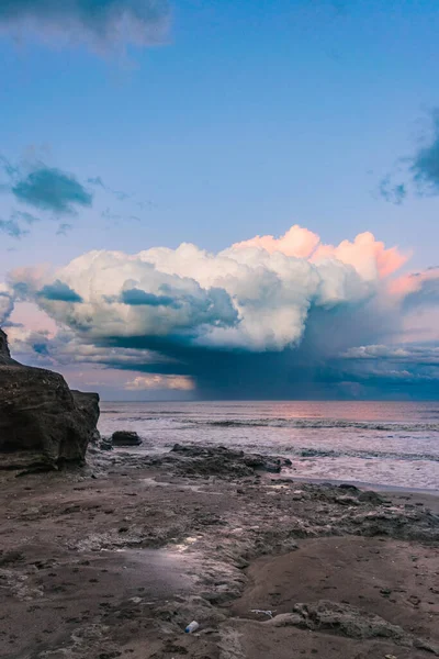 Grandi Nuvole Tempesta Che Allontanano Sul Mare Blu — Foto Stock
