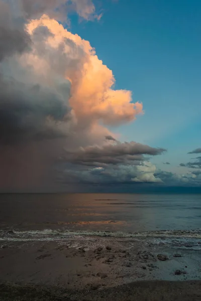 Большие Грозовые Тучи Уходящие Над Синим Морем — стоковое фото
