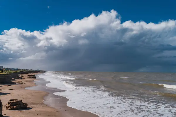Büyük Fırtına Bulutları Mavi Denizin Üzerinde Hareket Ediyor — Stok fotoğraf