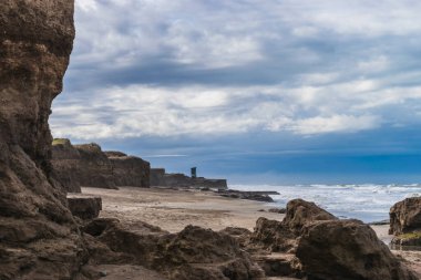 Kumsalda bulutlu bir gün Deniz kenarında Evler uzakta