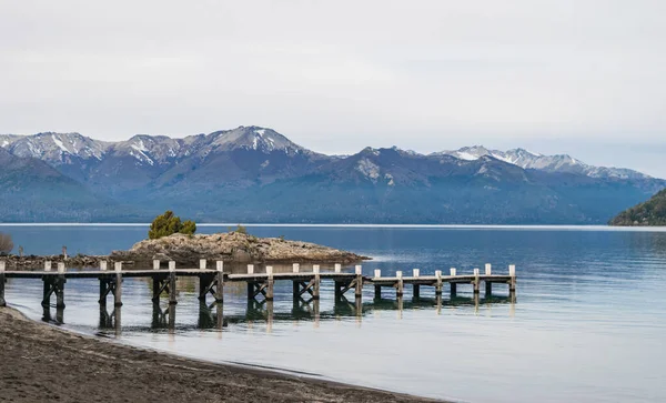 Pier Crystal Clear Lake Mountains Background — Stock Photo, Image