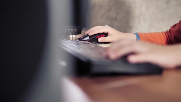 マウスとキーボードを使用してコンピュータゲームをプレイ少年は カメラがゆっくりと移動 — ストック動画