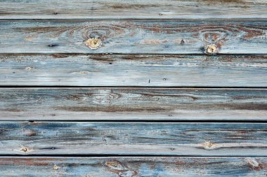 Tahtalardan yapılmış eski bir tahta duvar, eski bir ev.