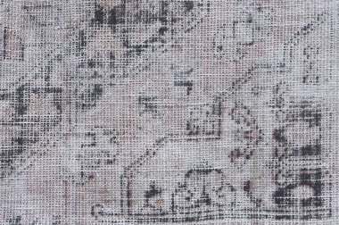 Evin duvarına asılan eski bir halının parçası.