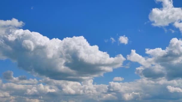 空を高速で移動する雲 晴れた日 青い空に対する雲 — ストック動画