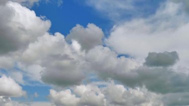 Gökyüzünde yağmurlu bulutların oluşumu, hızlandırılmış hareket videosu