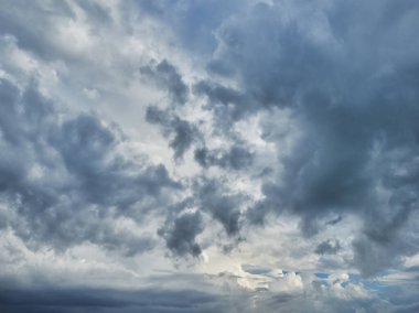 Gökyüzünde kara yağmur bulutları, yağmur yağacak.