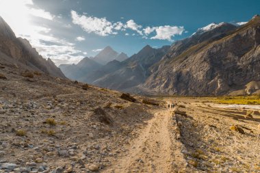 Pakistan 'daki Karakoram Dağları' nın güzel vadisinde yürüyüş yolu K2 ana kampına gidiyor..