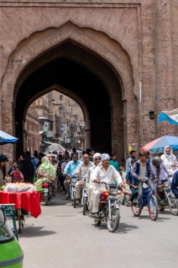 Lahore, Pakistan - 5 Ağustos 2018: Tarihi Lahor kasabasında işlek cadde. İllüstrasyon Editörü.
