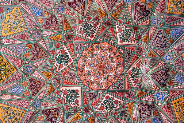 Pakistan 'ın Lahor kentindeki Vezir Han Camii' nde sanatsal tarihi tavan.