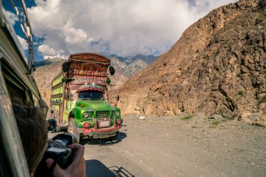 Pakistan dağlarında tehlikeli yolda geleneksel bir kamyon..